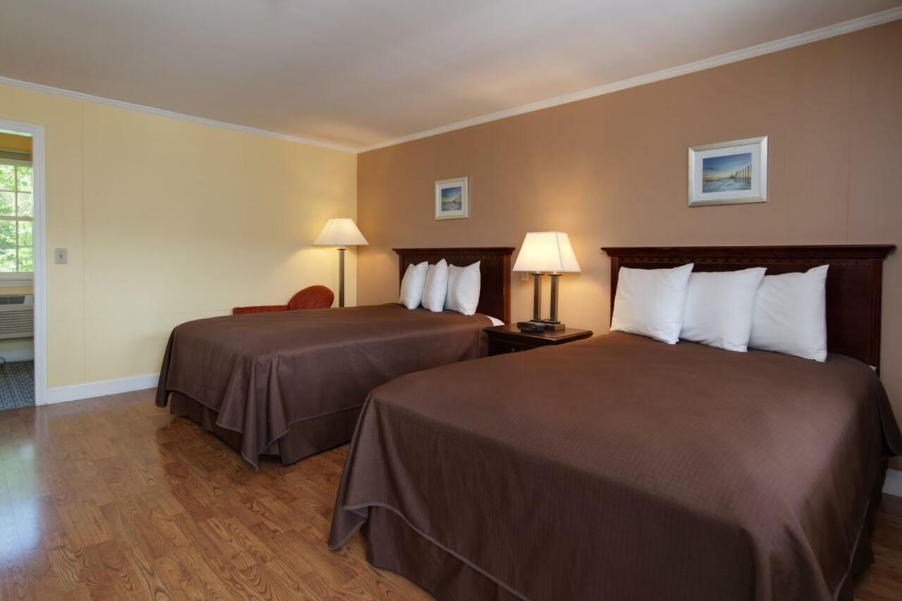 Cape Cod Harbor House Inn Hyannis Exterior photo
