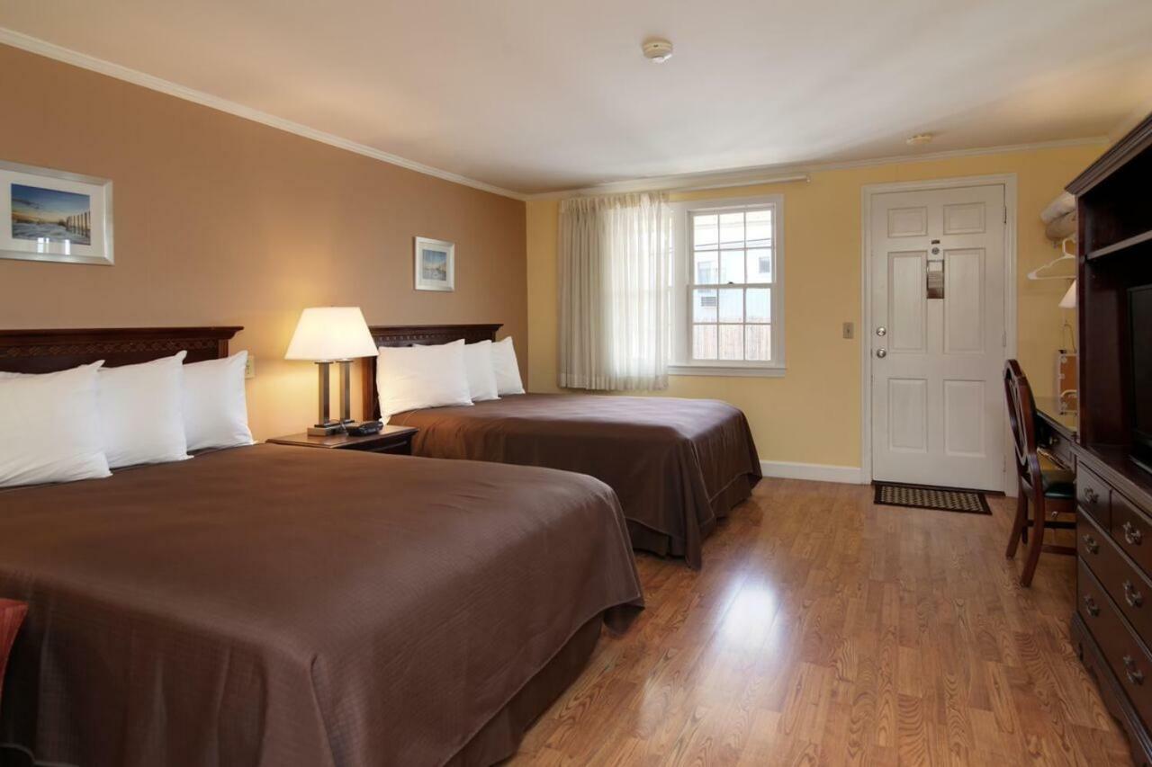 Cape Cod Harbor House Inn Hyannis Exterior photo