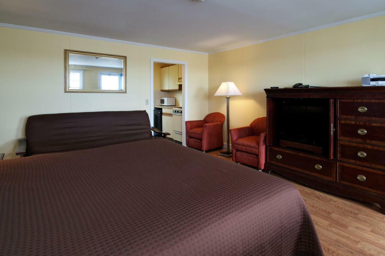 Cape Cod Harbor House Inn Hyannis Exterior photo