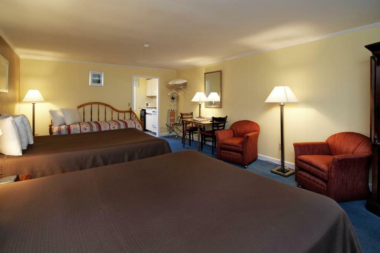 Cape Cod Harbor House Inn Hyannis Exterior photo