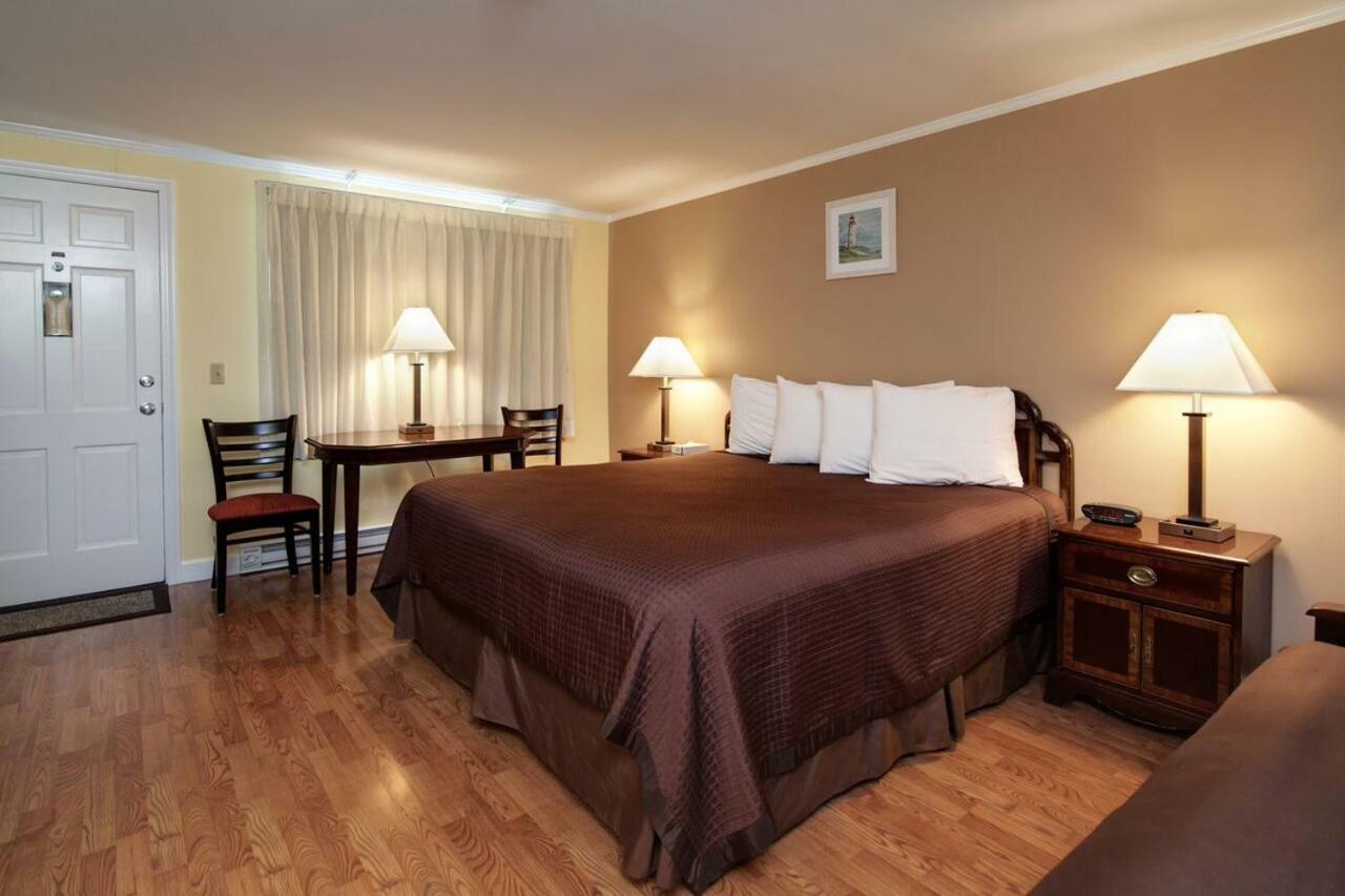 Cape Cod Harbor House Inn Hyannis Exterior photo